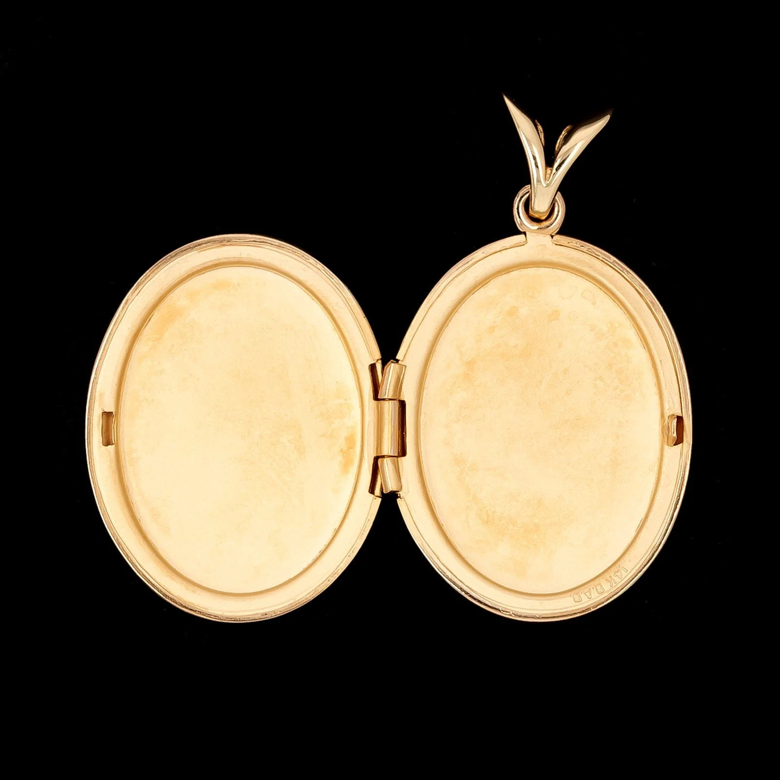 14K Yellow Gold Estate Engraved Flower Locket - Image 2