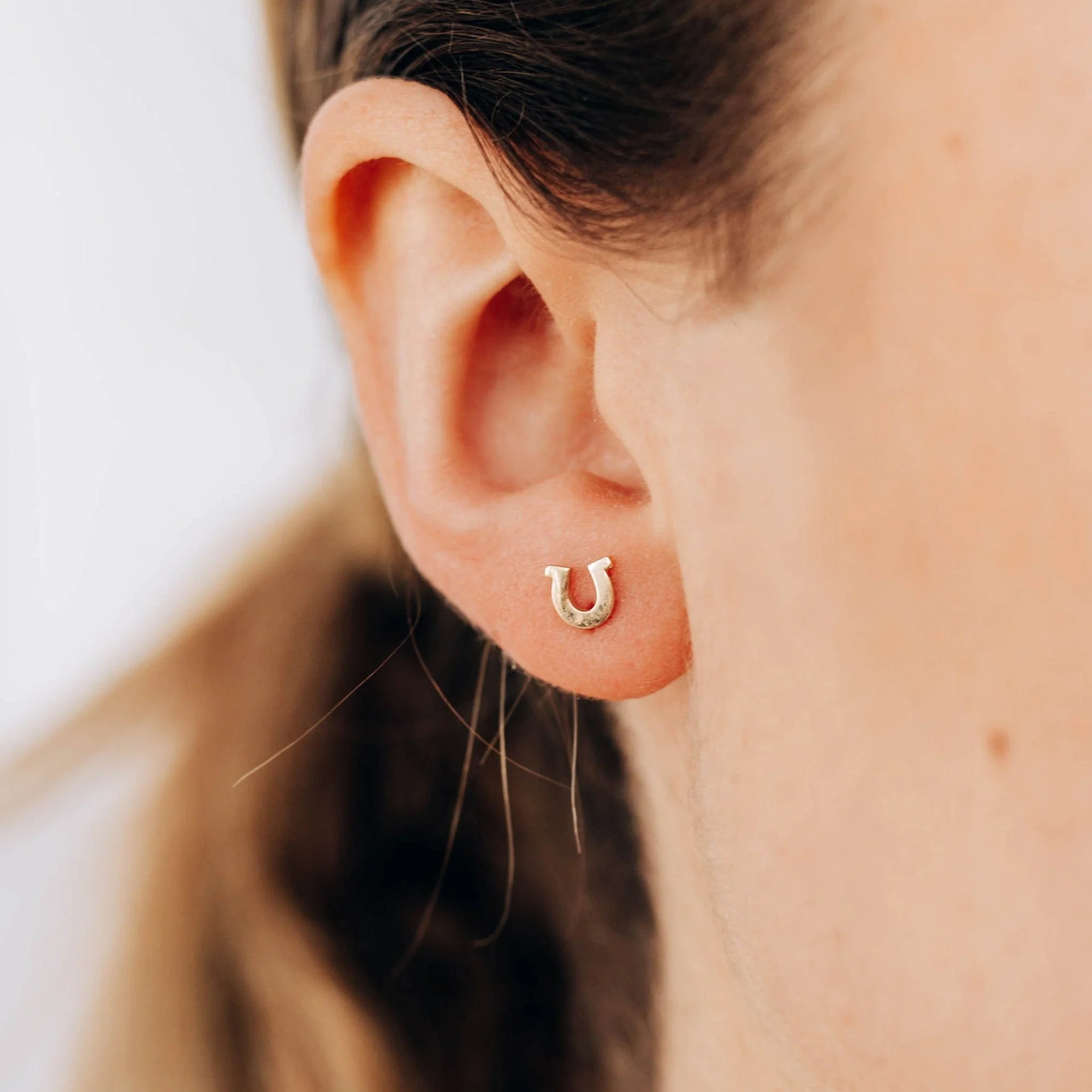 Anzie 14K Yellow Gold Horseshoe Stud Earrings - Image 2