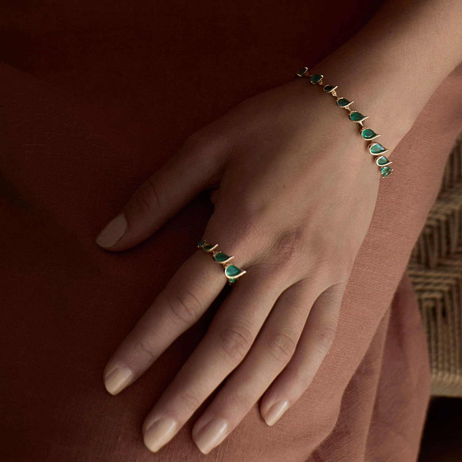 Fernando Jorge 18K Yellow Gold and Emerald Flicker Bracelet - Image 3