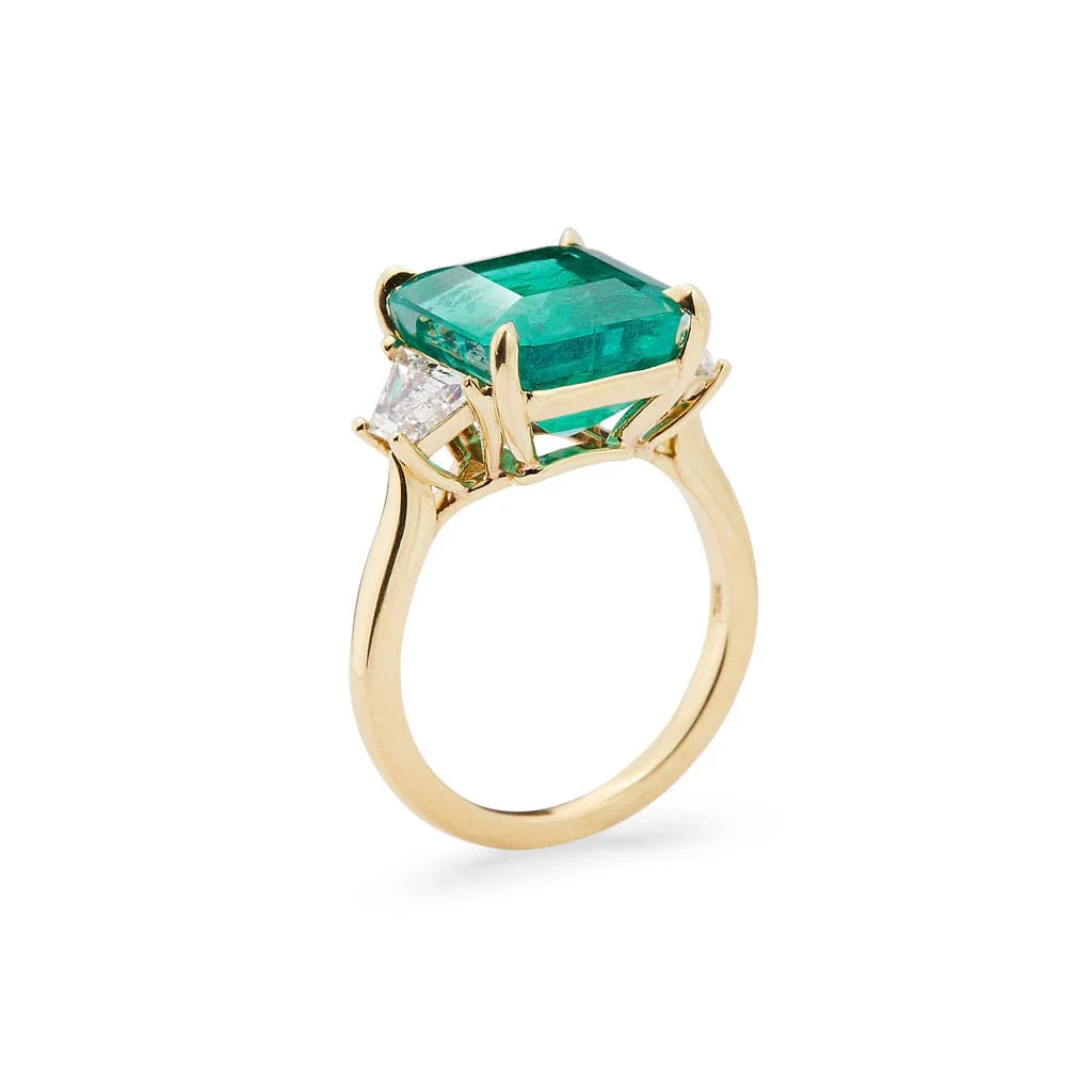 18K Yellow Gold Three-Stone Emerald and Diamond Ring - Image 2