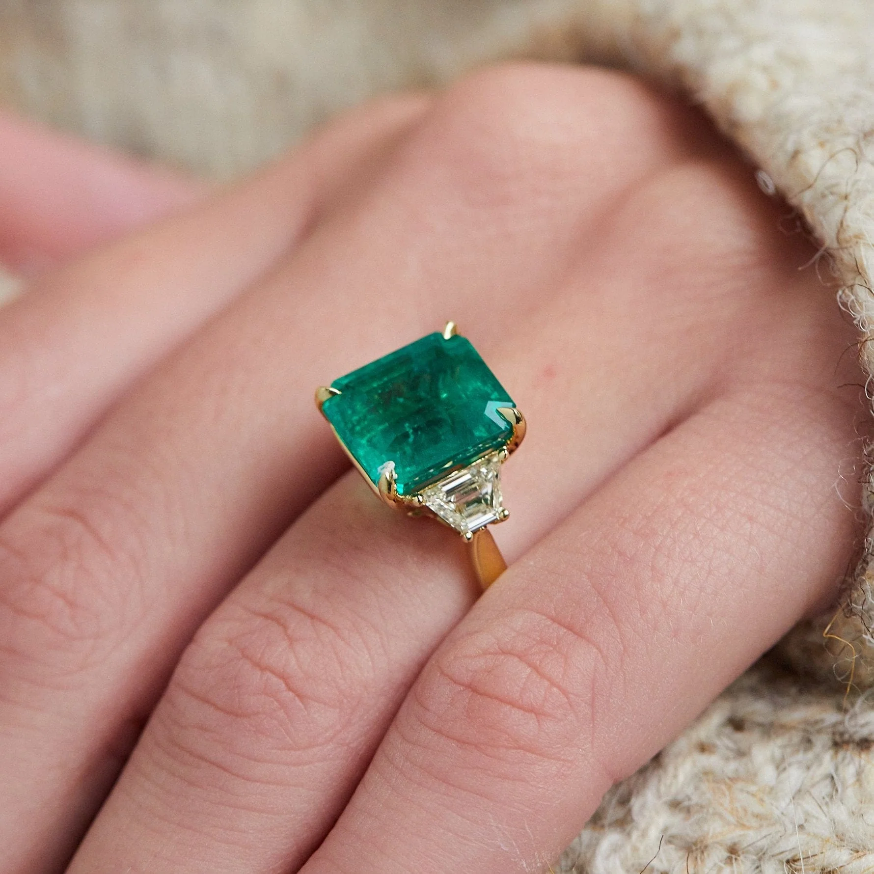 18K Yellow Gold Three-Stone Emerald and Diamond Ring - Image 3