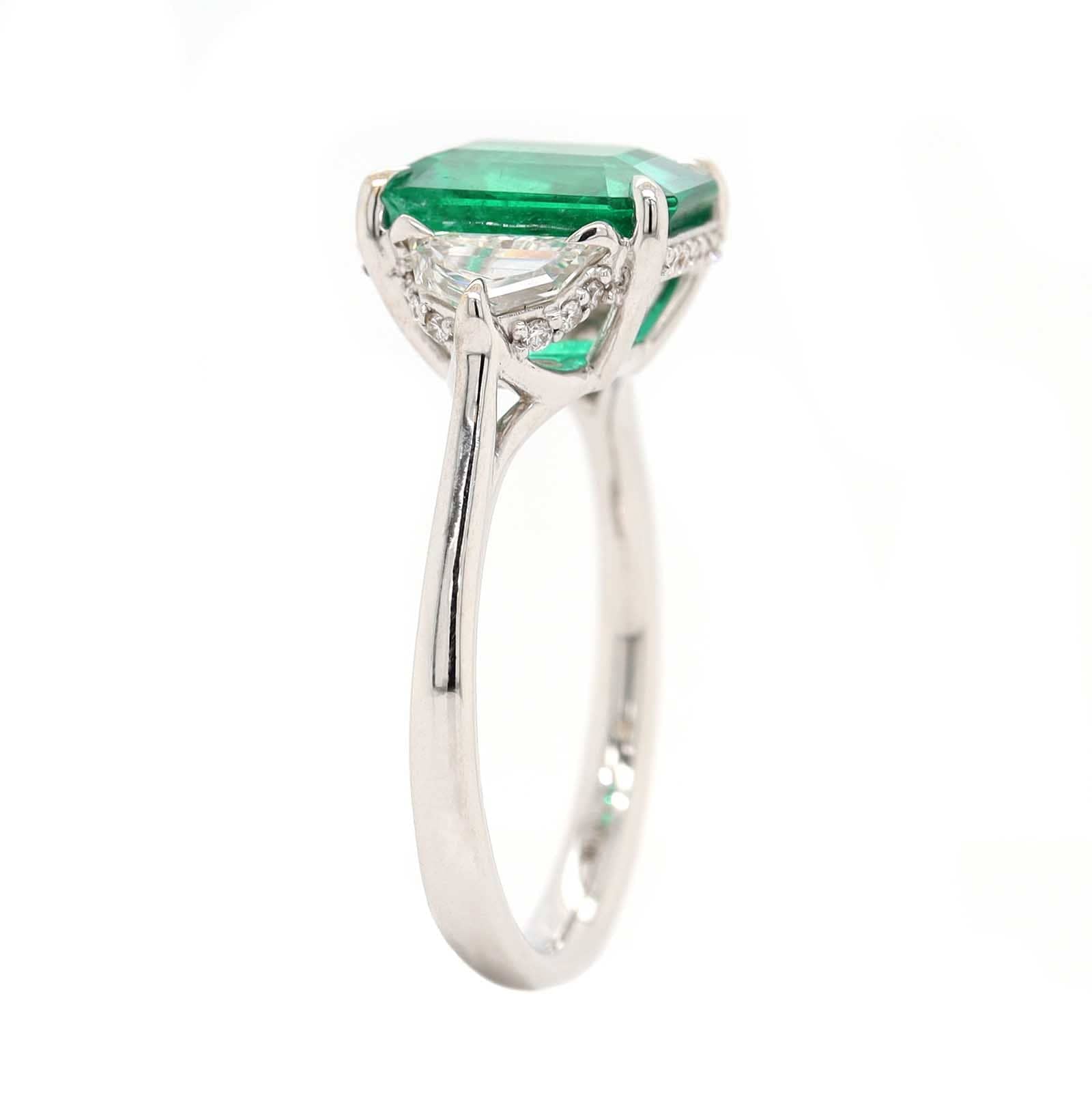 18K White Gold Three Stone Emerald and Diamond Ring - Image 2