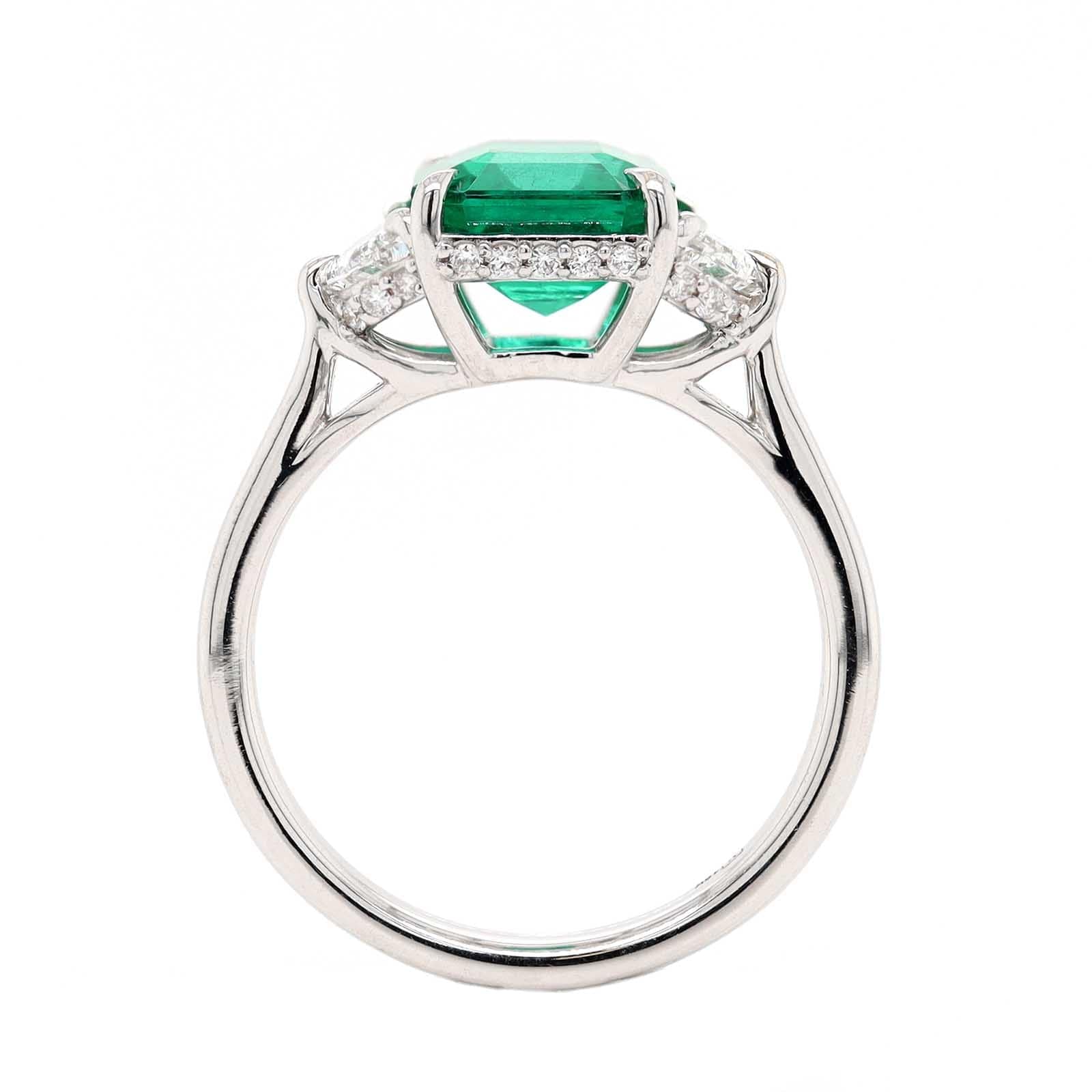 18K White Gold Three Stone Emerald and Diamond Ring - Image 3