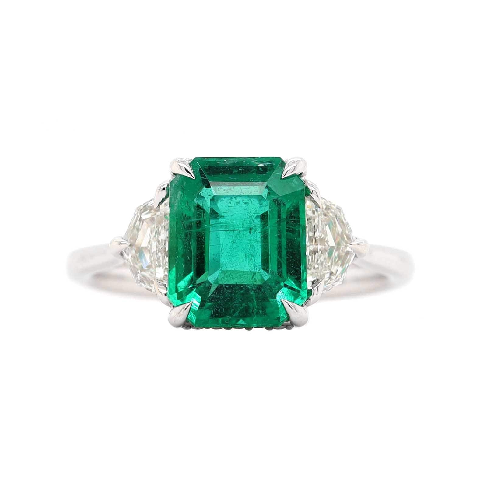 18K White Gold Three Stone Emerald and Diamond Ring - Image 5
