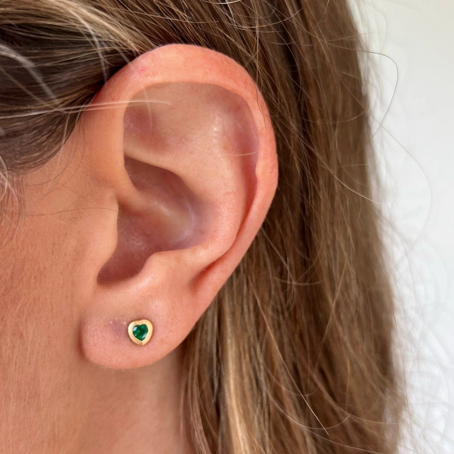 18K Yellow Gold Heart Shaped Emerald Stud Earrings - Image 2