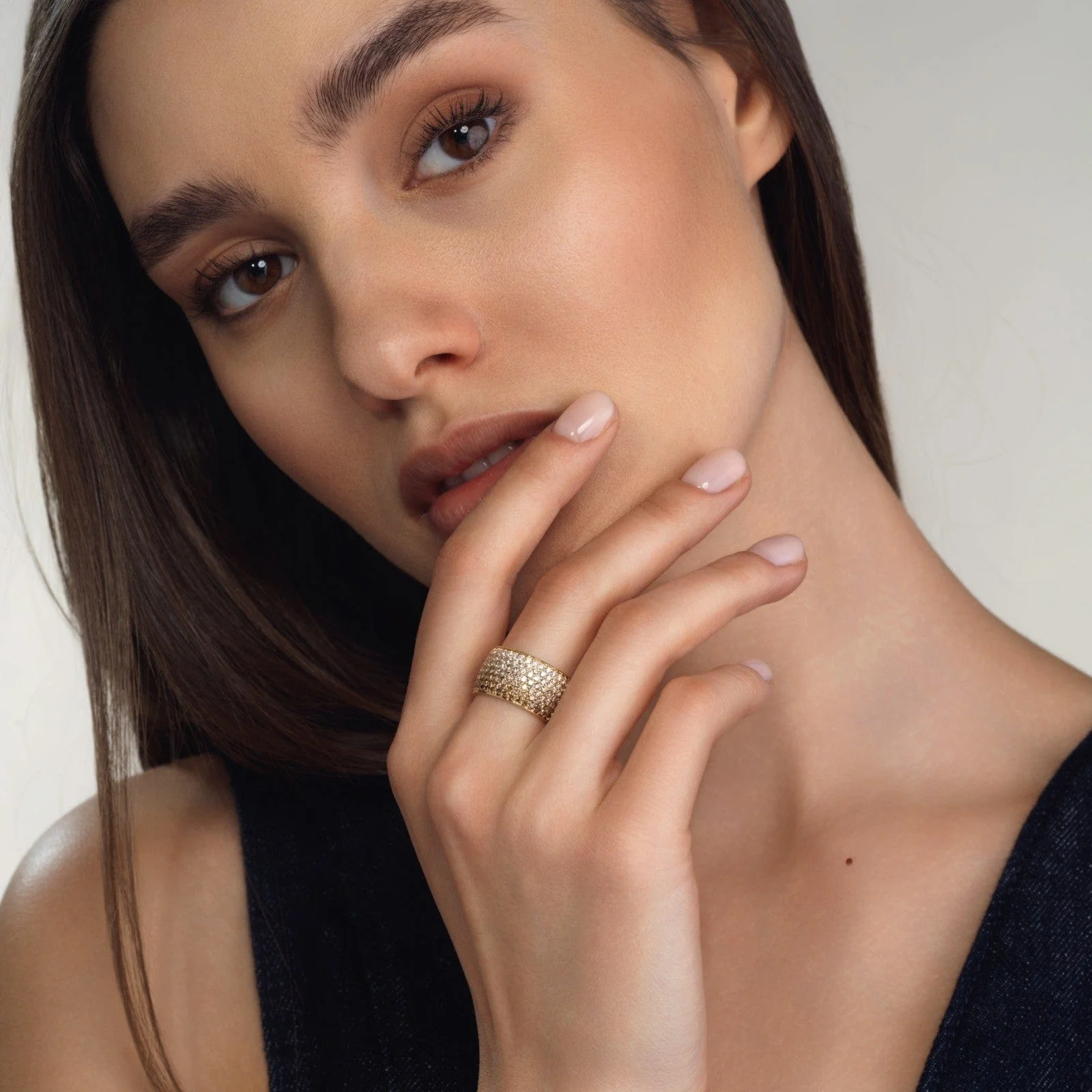 Emily P. Wheeler 18K Yellow Gold Brown and White Diamond Cigar Ombre Ring - Image 2