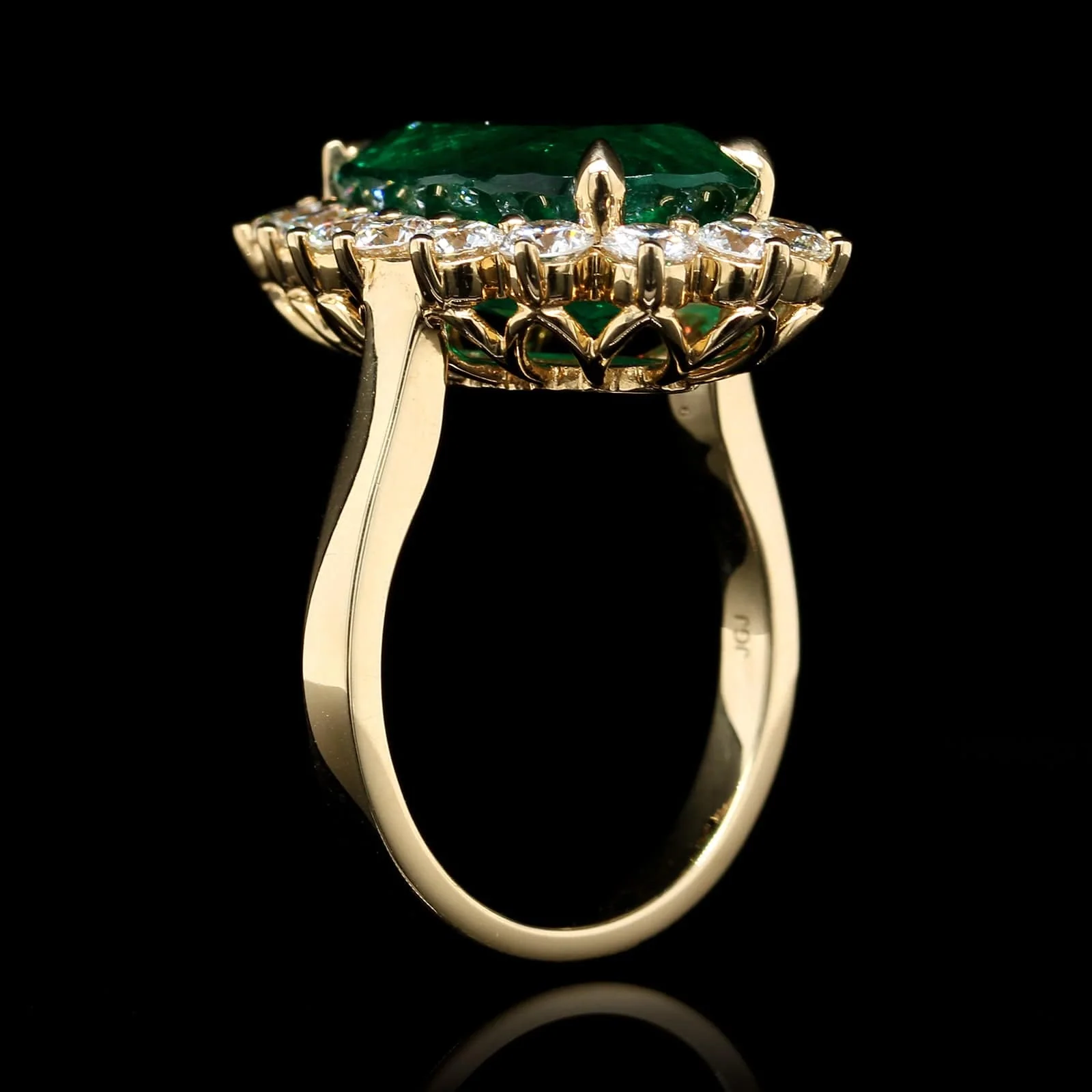 18K Yellow Gold Estate Emerald and Diamond Ring - Image 3