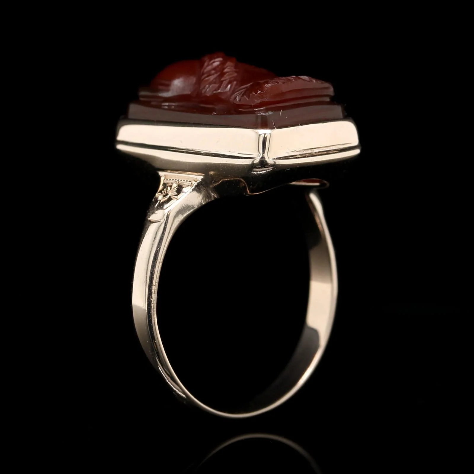 Vintage 14K Yellow Gold Estate Hardstone Cameo Soldier Ring - Image 3