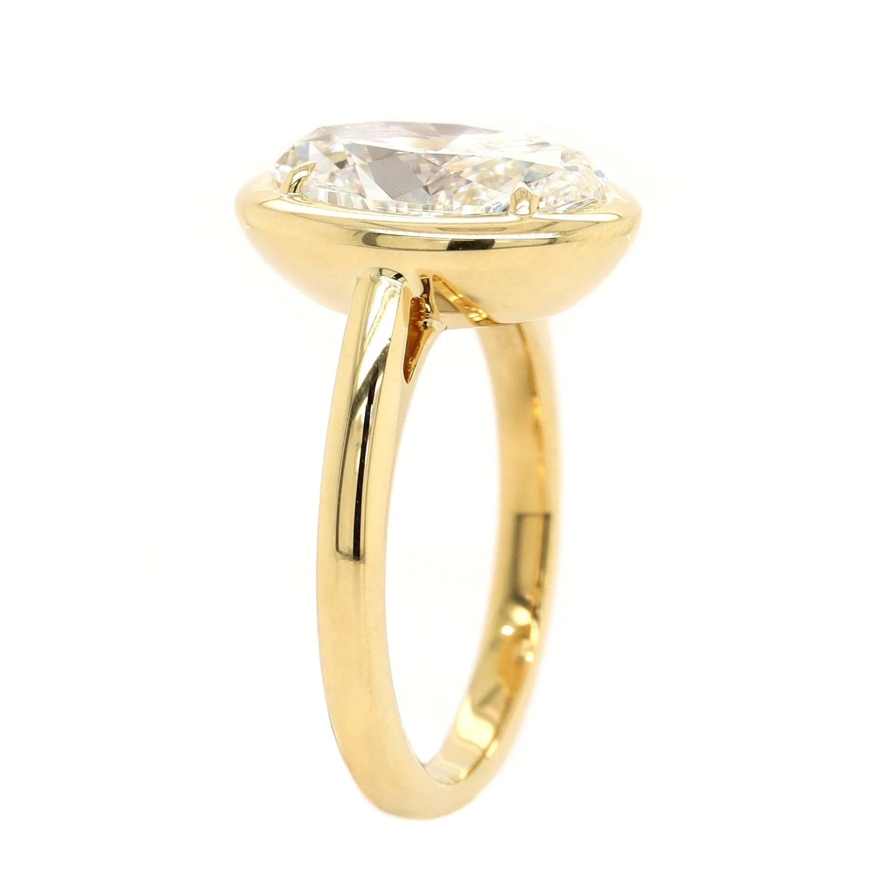 18K Yellow Gold Oval Shaped Diamond Ring - Image 2