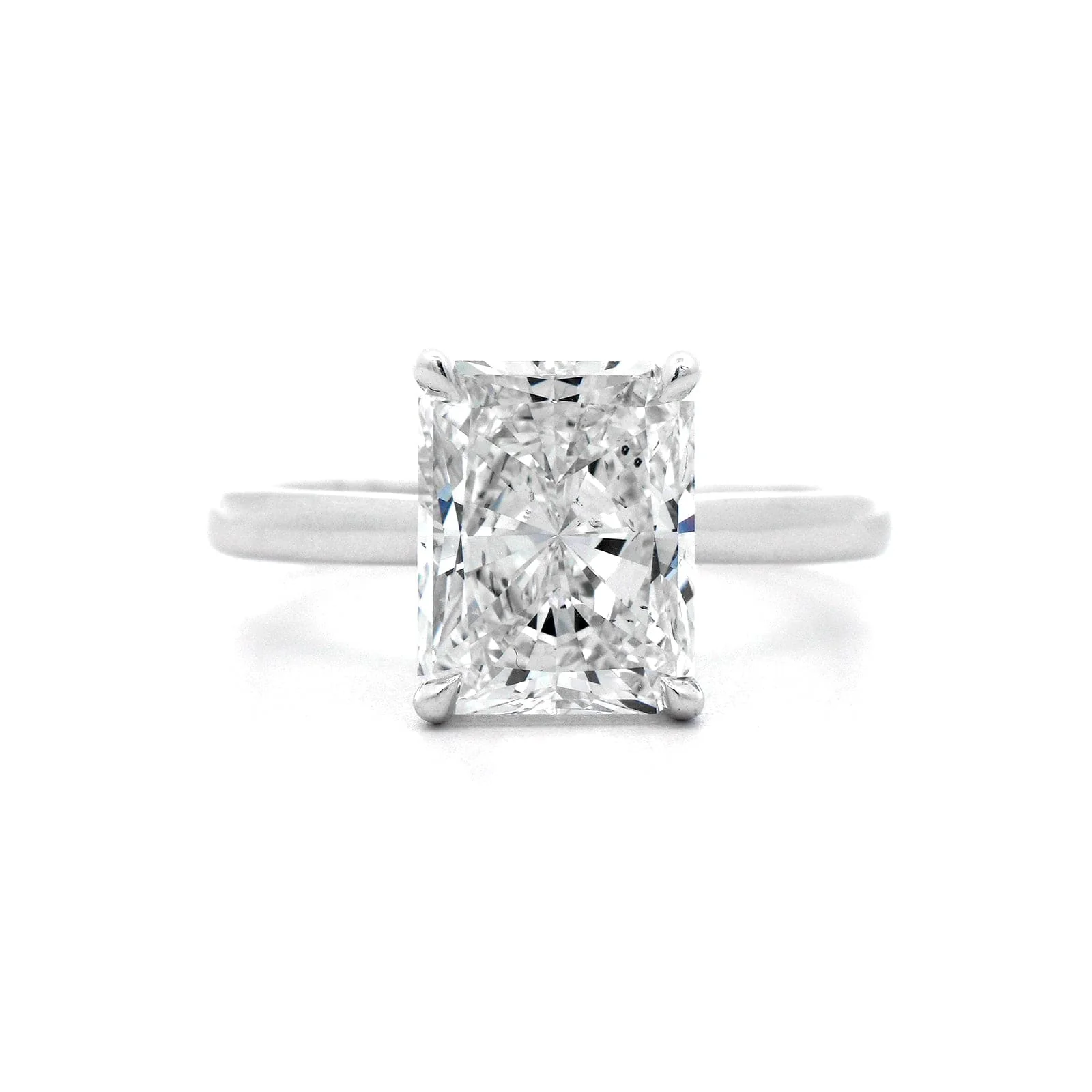 18K White Gold Radiant Cut Diamond Ring - Image 5