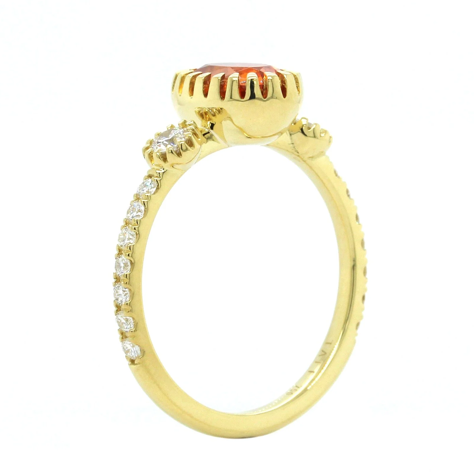 18K Yellow Gold Oval Garnet Diamond 3 Stone Ring - Image 2