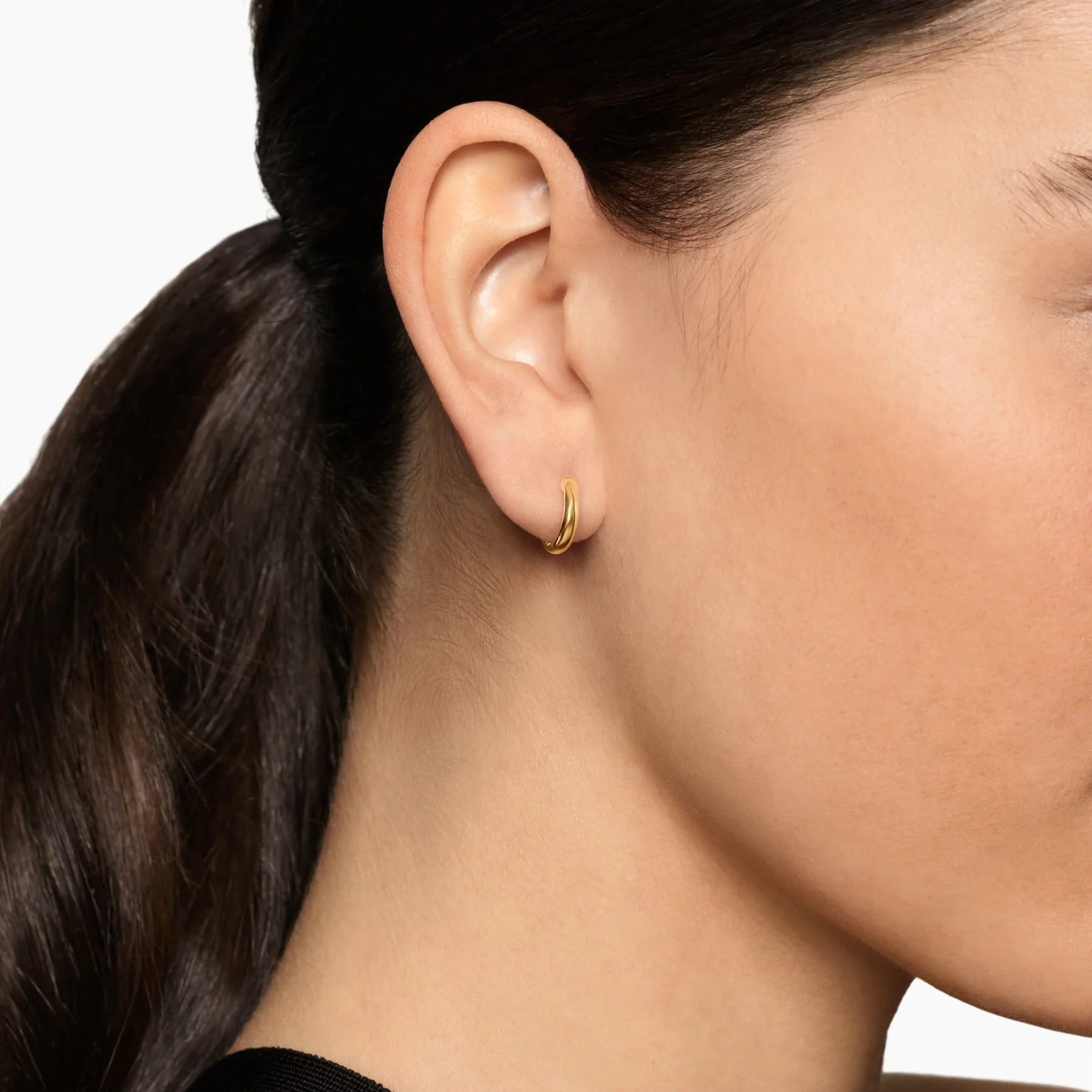 DY Mercer® Huggie Hoop Earrings 18K Yellow Gold, 12mm - Image 4
