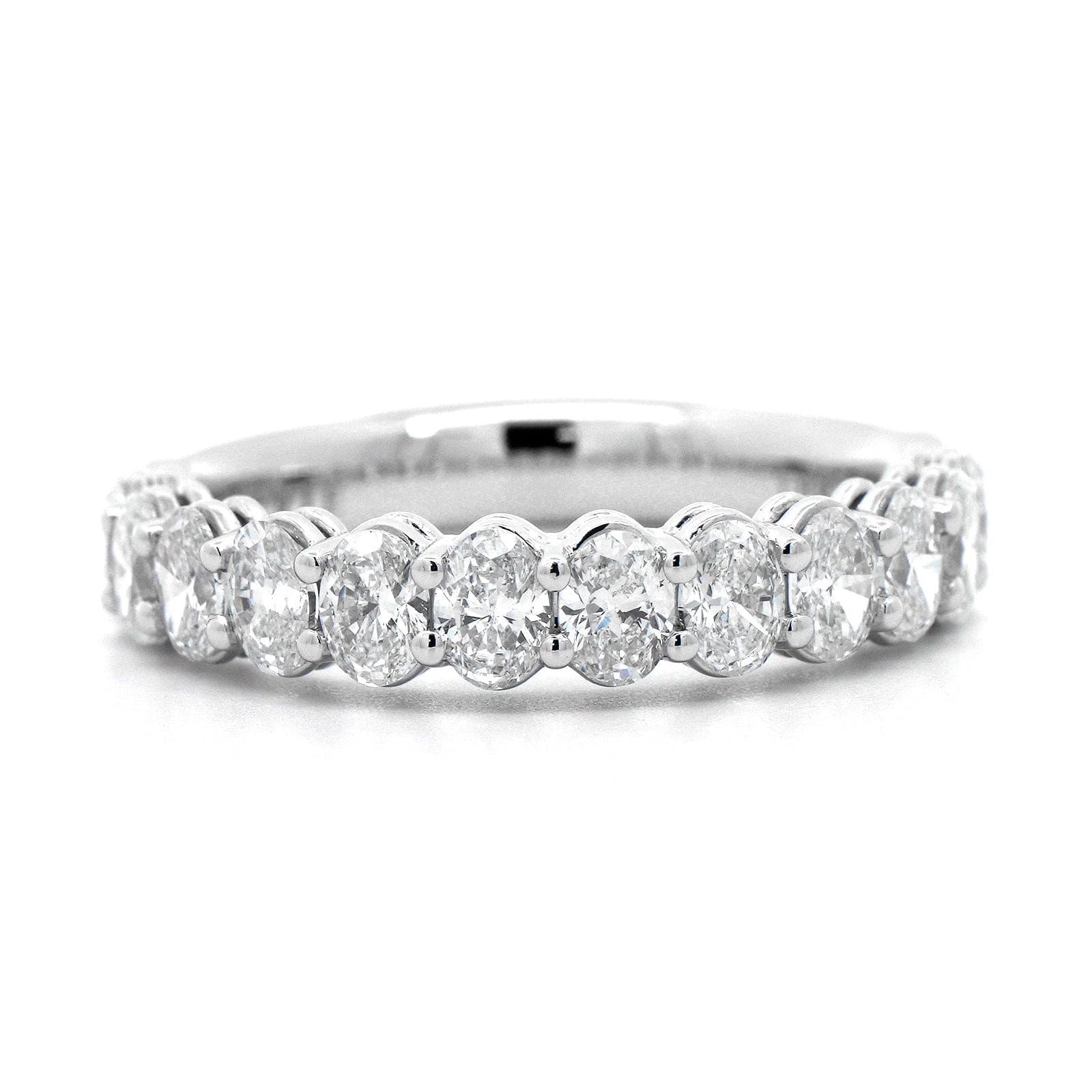 18K White Gold Shared Prong Oval Diamond Wedding Ring - Image 4