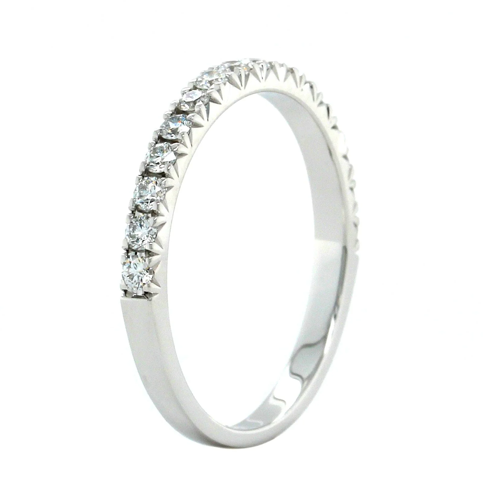 18K White Gold Prong Set 16 Stone Diamond Band - Image 2