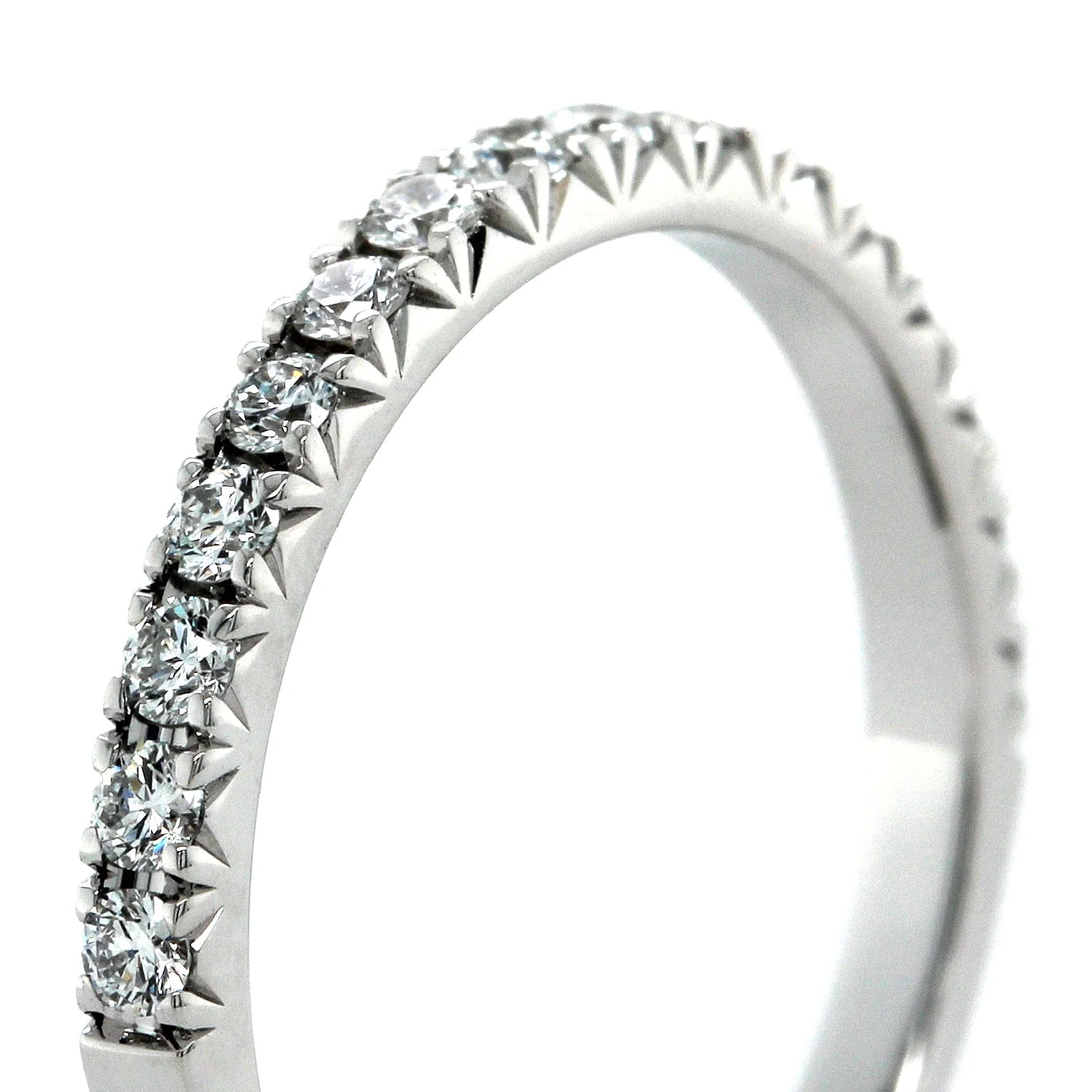 18K White Gold Prong Set 16 Stone Diamond Band - Image 4