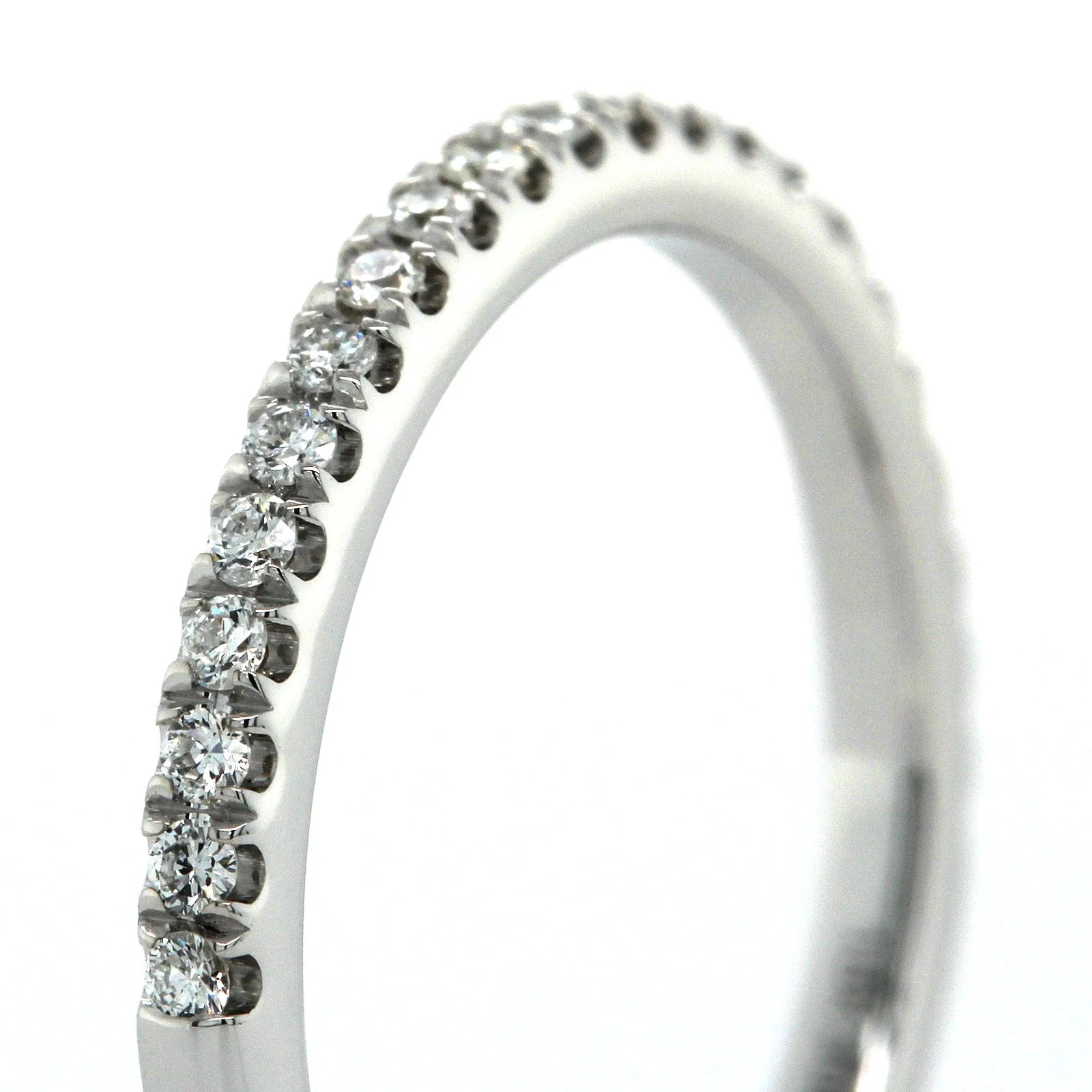 18K White Gold Prong Set 23 Stone Diamond Band - Image 4
