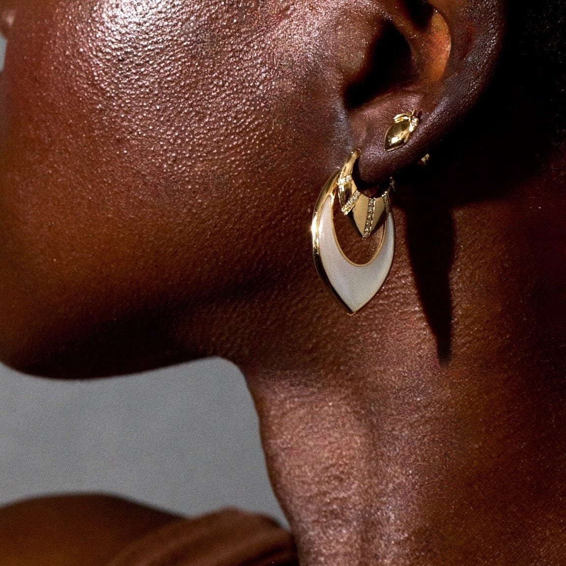 Sorellina 18K Yellow Gold Mother of Pearl Inlay Stardust Hoops - Image 2