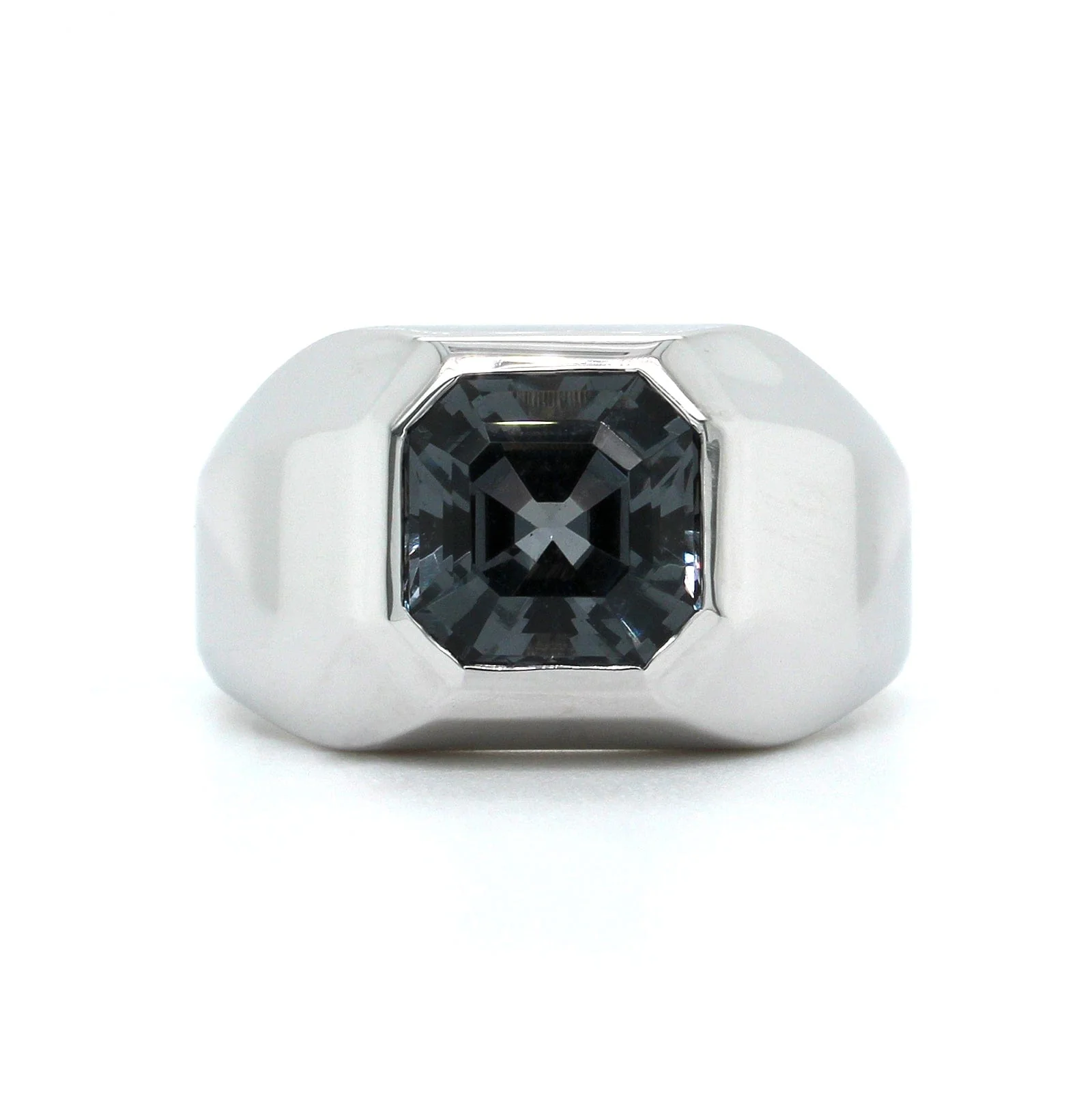 18K White Gold Bezel Set Spinel Ring - Image 4