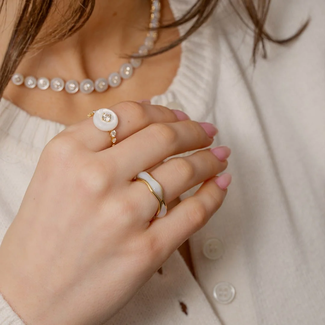 Fernando Jorge 18K Yellow Gold and Mother of Pearl Fluid Band - Image 2
