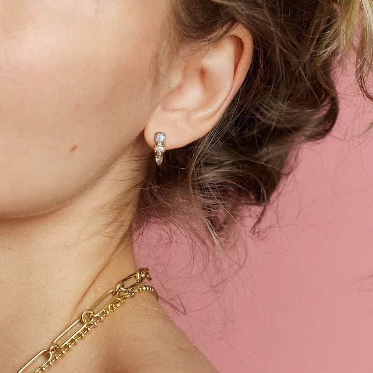 Sorellina 18K Yellow Gold Round and Pear Shaped Diamond Huggie Earrings - Image 2