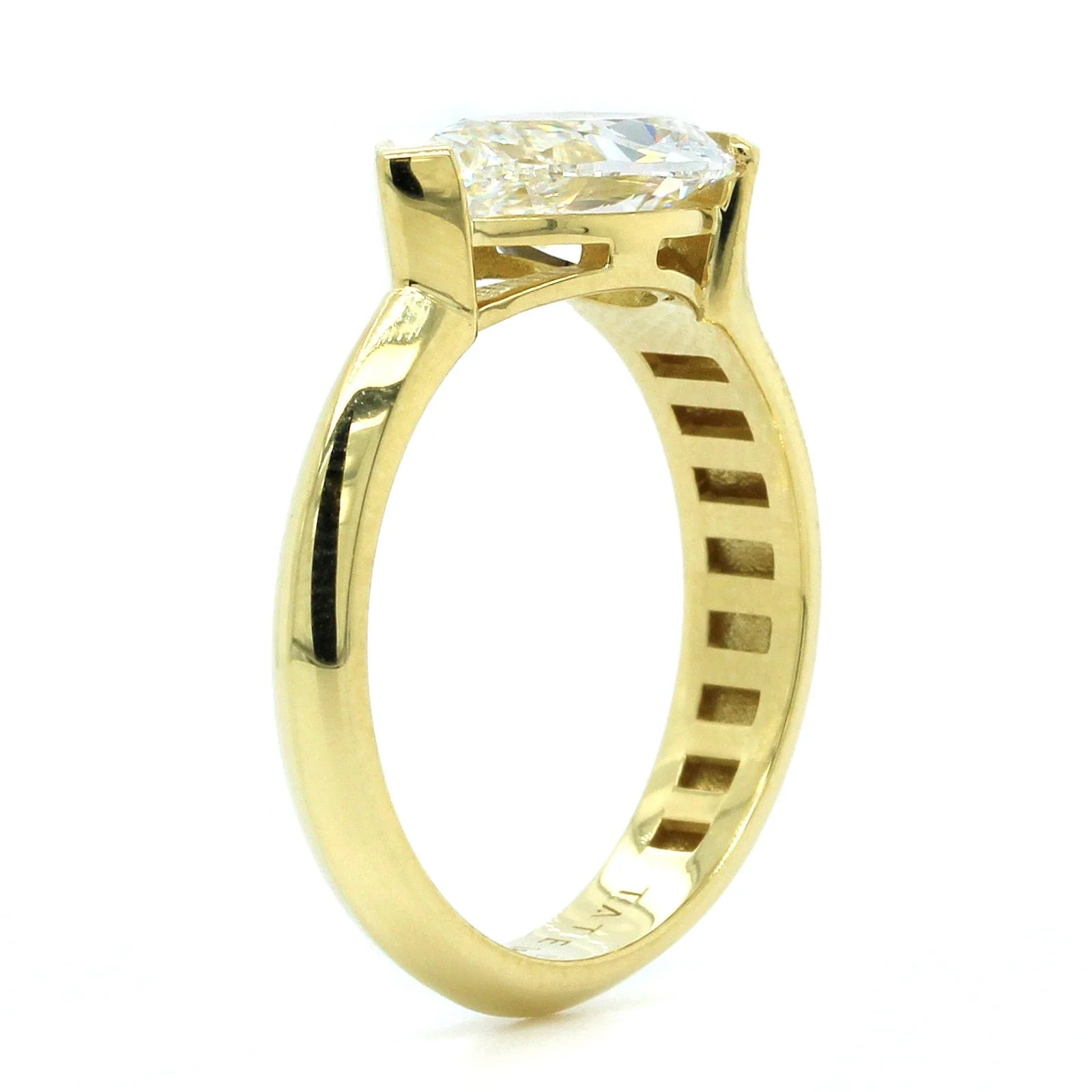 18K Yellow Gold Pear Shape Diamond Engagement Ring - Image 2