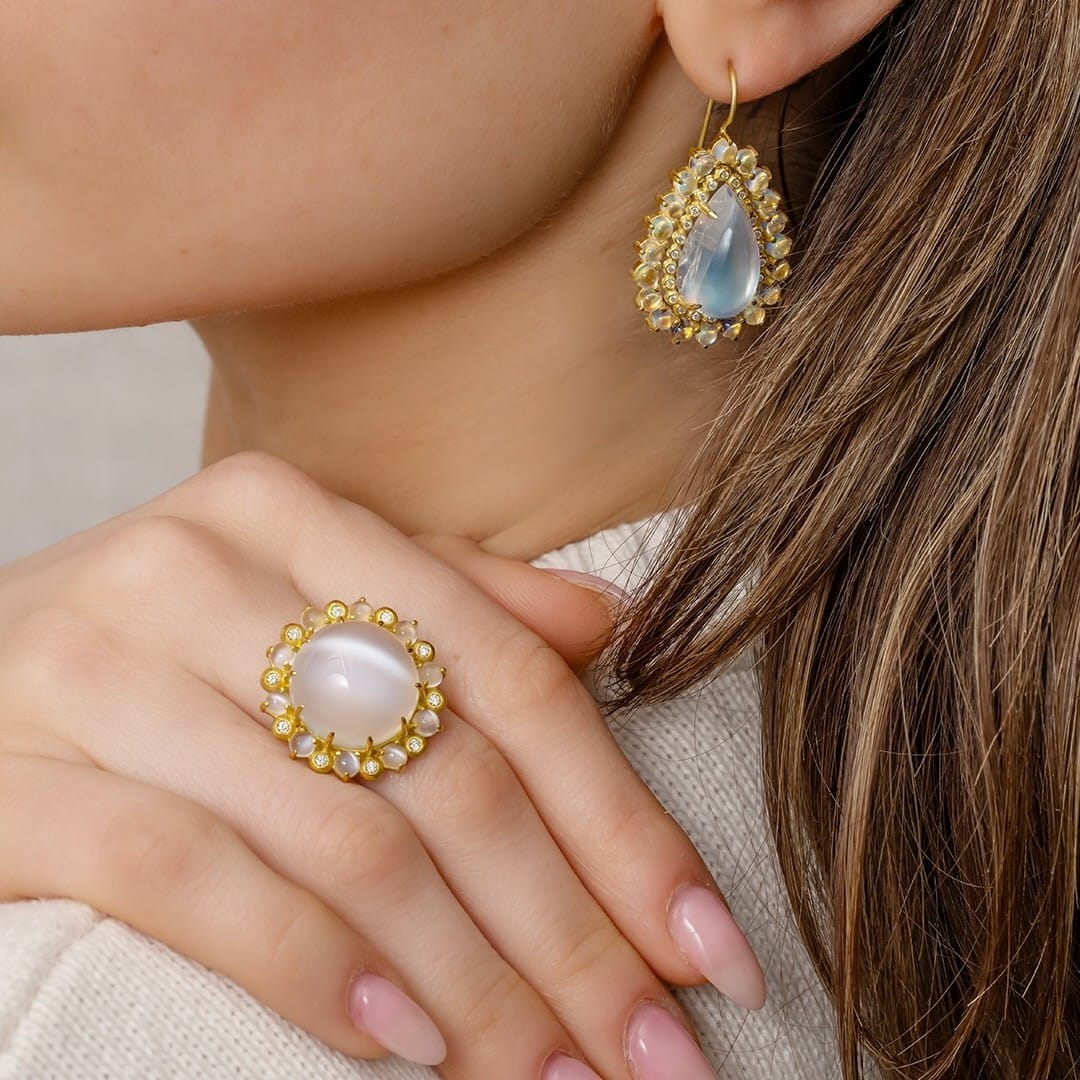 Suzy Landa 18K Yellow Gold One Of A Kind Cat's Eye Moonstone and Diamond Ring - Image 5