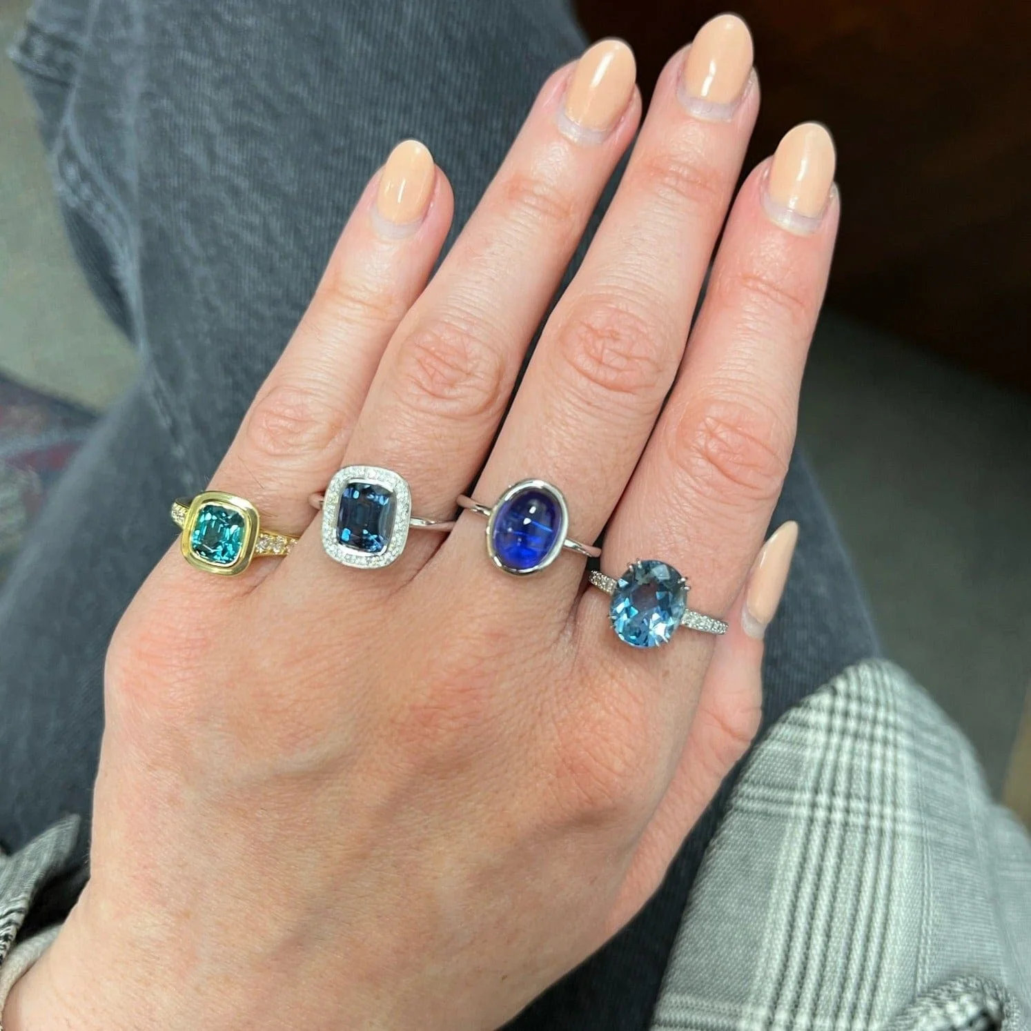 18K White Gold Cabochon Tanzanite Ring - Image 2