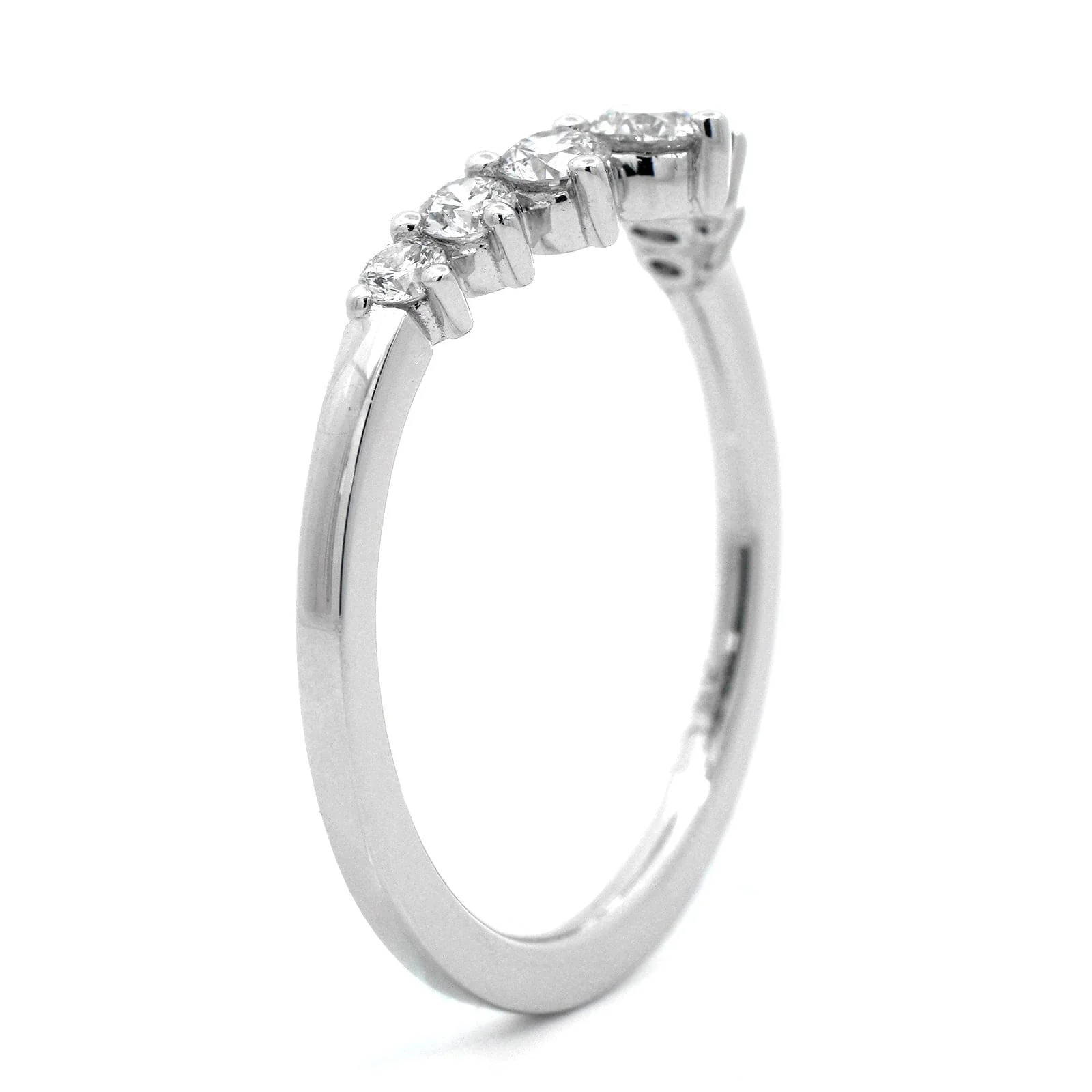 18K White Gold V Shaped 3 Prong Diamond Wedding Ring - Image 2